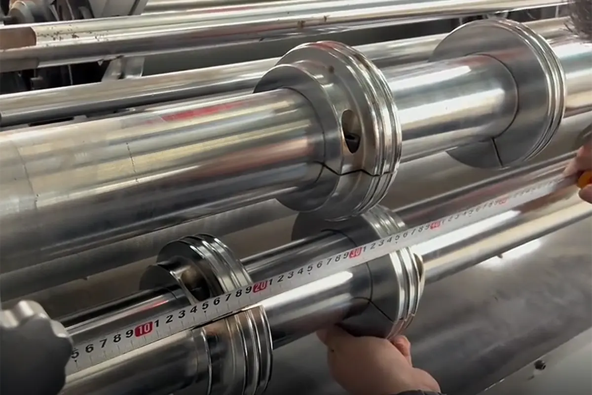 Corrugated paper cutting with upper and lower knives